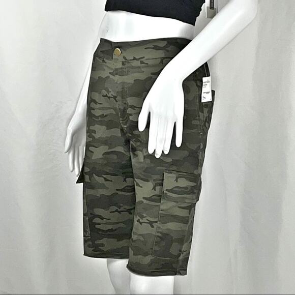Sanctuary Mother Nat Green Camouflage Cargo Shorts SzM NWT Zip &Button 6 Pockets - Picture 3 of 10